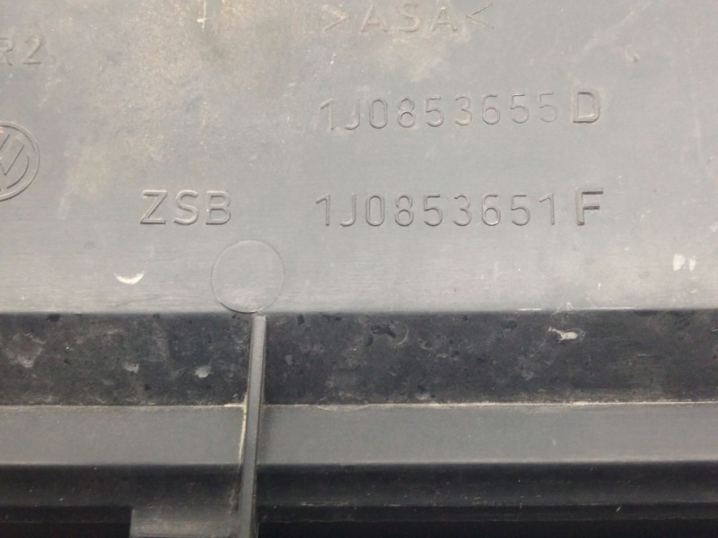 Recambio de rejilla delantera para volkswagen golf iv berlina (1j1) 1.6 referencia OEM IAM 1J0853651F  