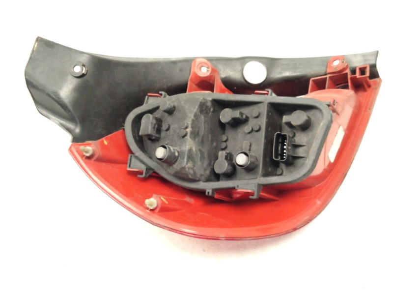 Recambio de piloto trasero derecho para renault clio iii (br0/1, cr0/1) 1.2 16v (br02, br0j, br11, cr02, cr0j, cr11) referencia 