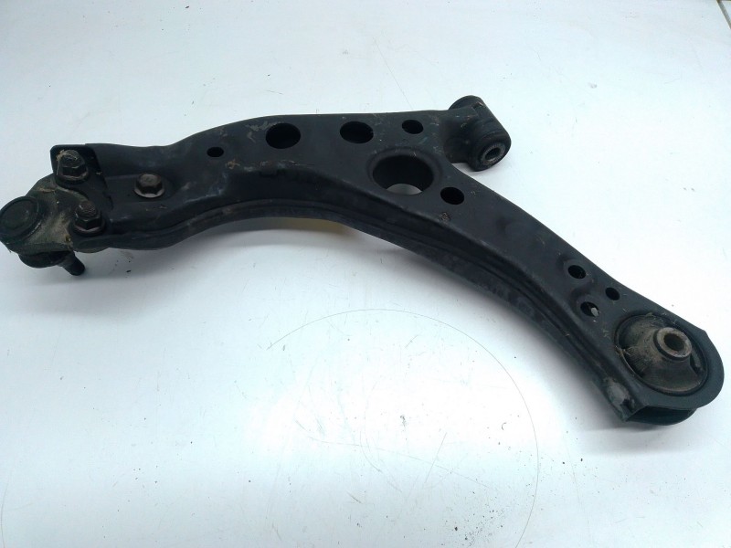 Recambio de brazo suspension inferior delantero derecho para toyota c-hr (_x1_) 1.8 hybrid (zyx10_, zyx11_) referencia OEM IAM  