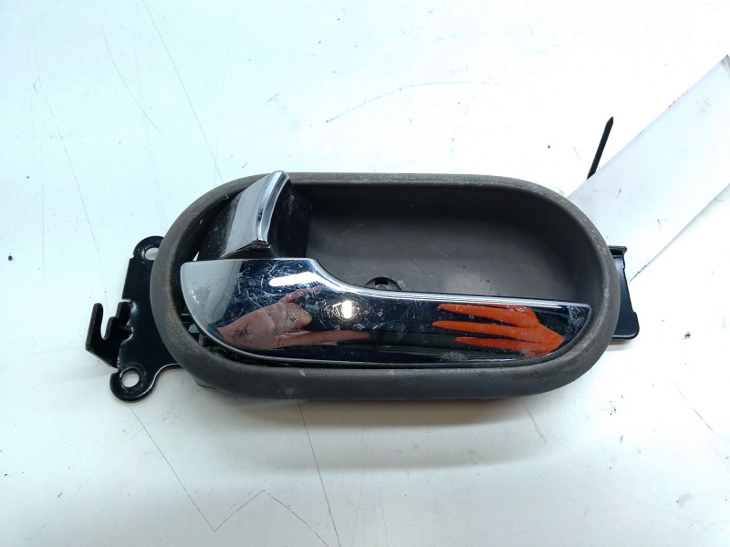 Recambio de maneta interior delantera izquierda para kia carnival ii (gq) 2.9 crdi referencia OEM IAM   