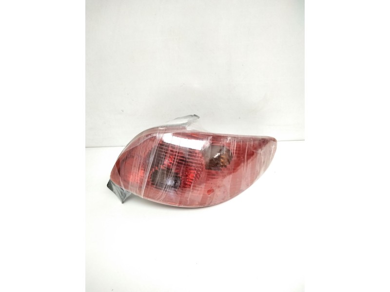 Recambio de piloto trasero derecho para peugeot 206 berlina xt referencia OEM IAM 2563D  