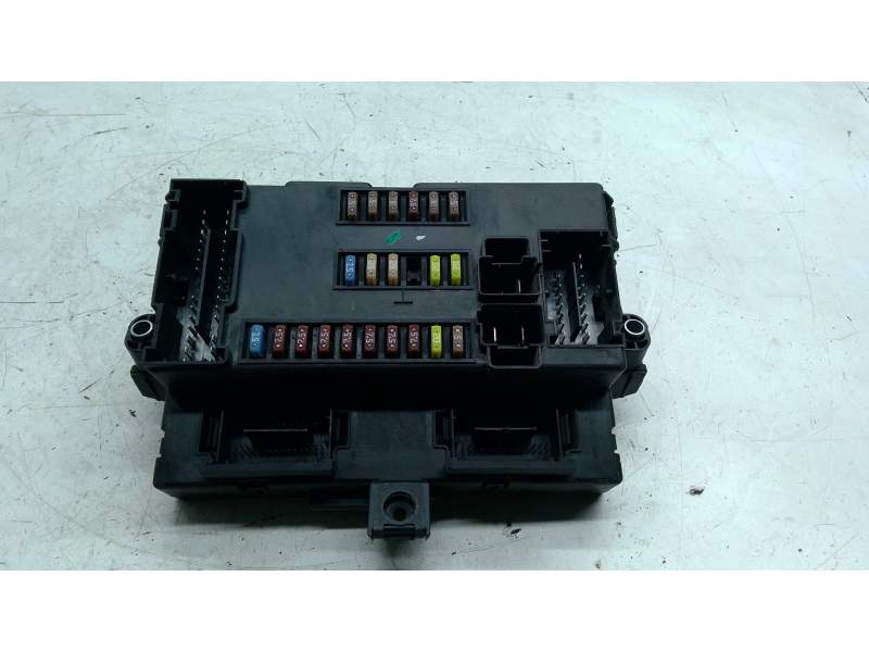 Recambio de caja fusibles para iveco daily v furgoneta 29s13, 29l13, 35c13, 35s13, 40c13, 40s13 referencia OEM IAM 5801639038  
