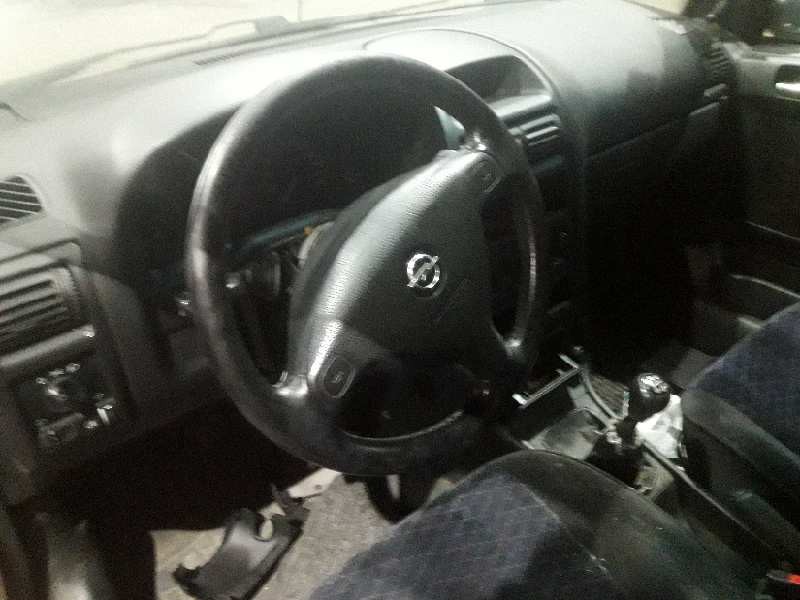 opel astra g berlina del año 2000