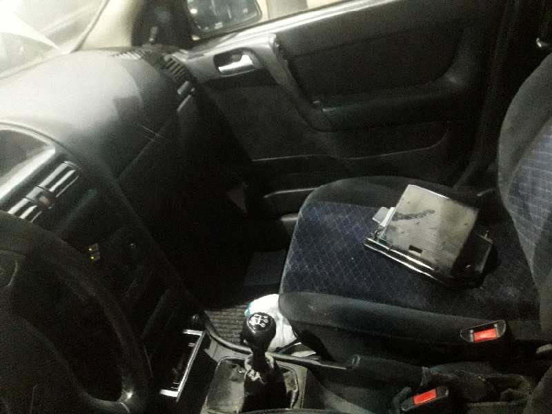 opel astra g berlina del año 2000