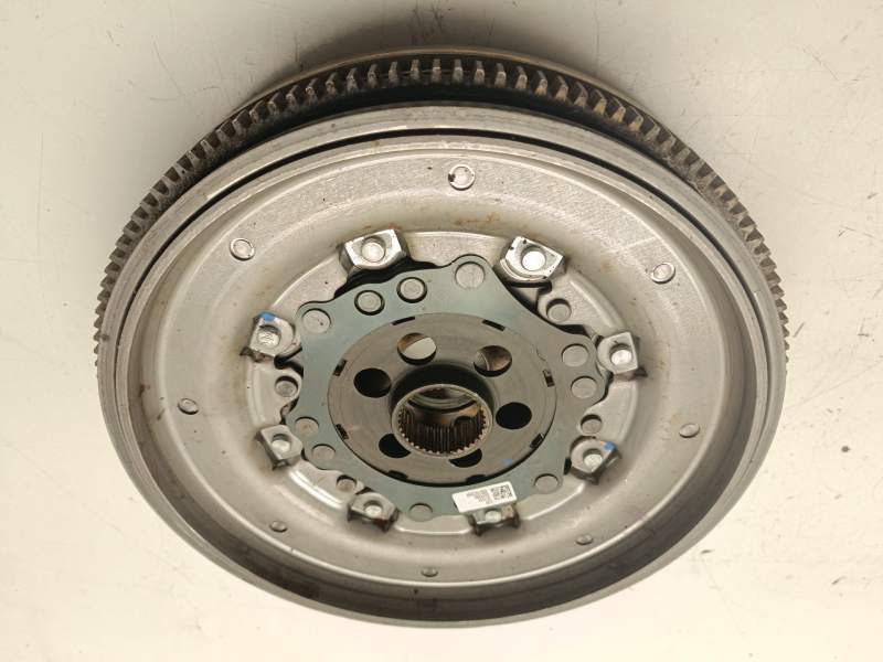 Recambio de volante motor para volkswagen tiguan referencia OEM IAM 05E105266F  