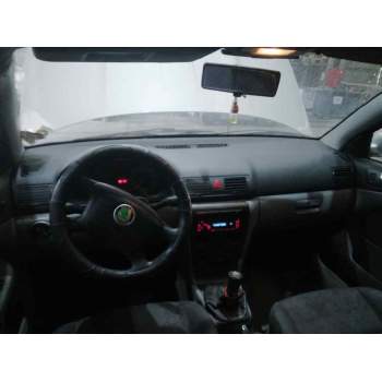skoda octavia berlina (1u2) del año 2000