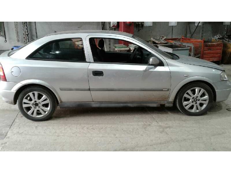 opel astra g berlina del año 2000