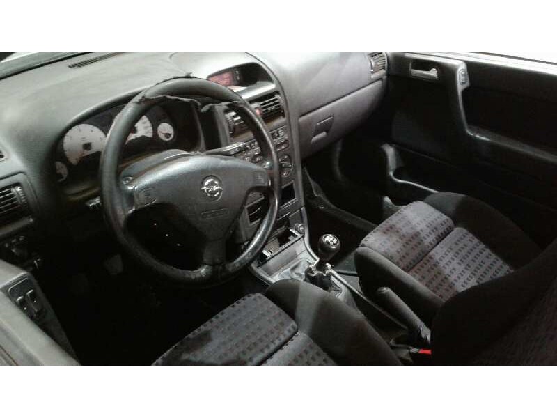 opel astra g berlina del año 2000