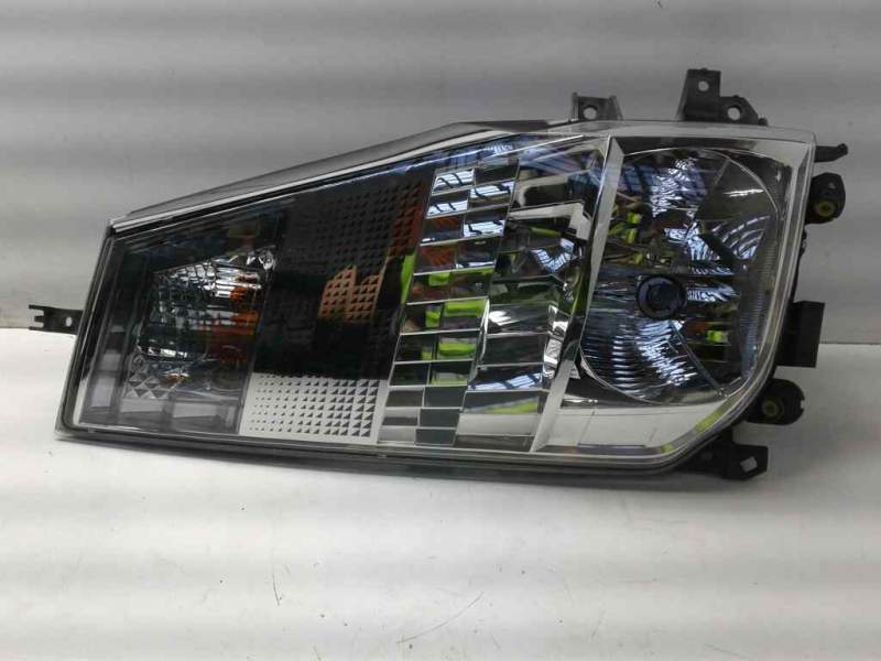 Recambio de faro derecho para renault maxity referencia OEM IAM 89317221 26010MB50A 
