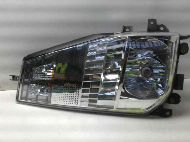 Recambio de faro derecho para renault maxity referencia OEM IAM 89317221 26010MB50A 