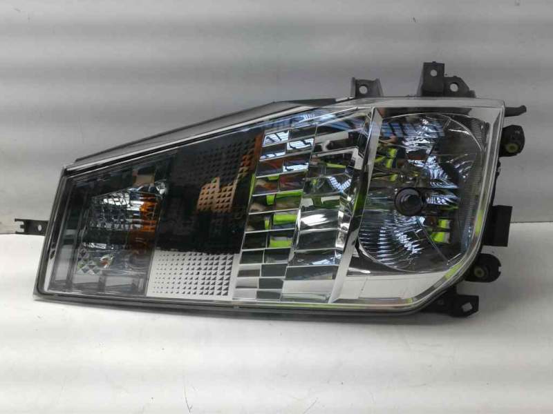 Recambio de faro derecho para renault maxity referencia OEM IAM 89317221 26010MB50A 