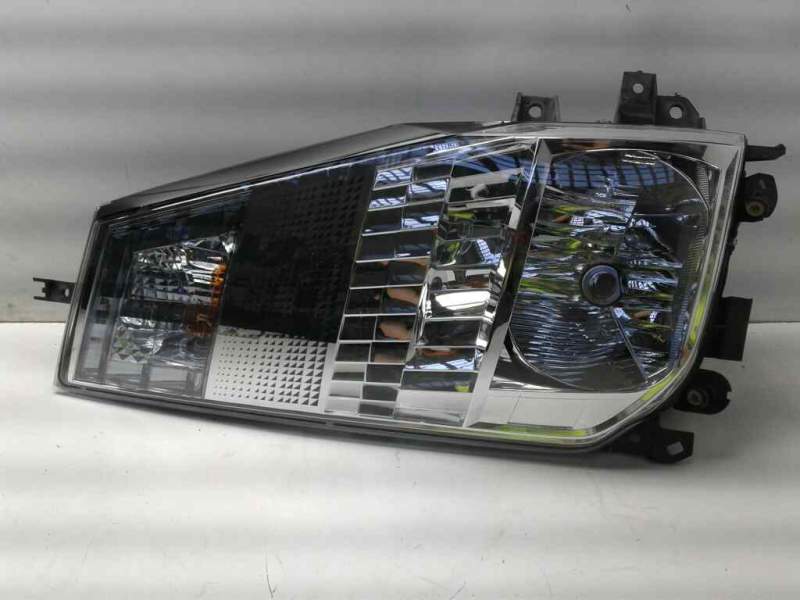 Recambio de faro derecho para renault maxity referencia OEM IAM 89317221 26010MB50A 