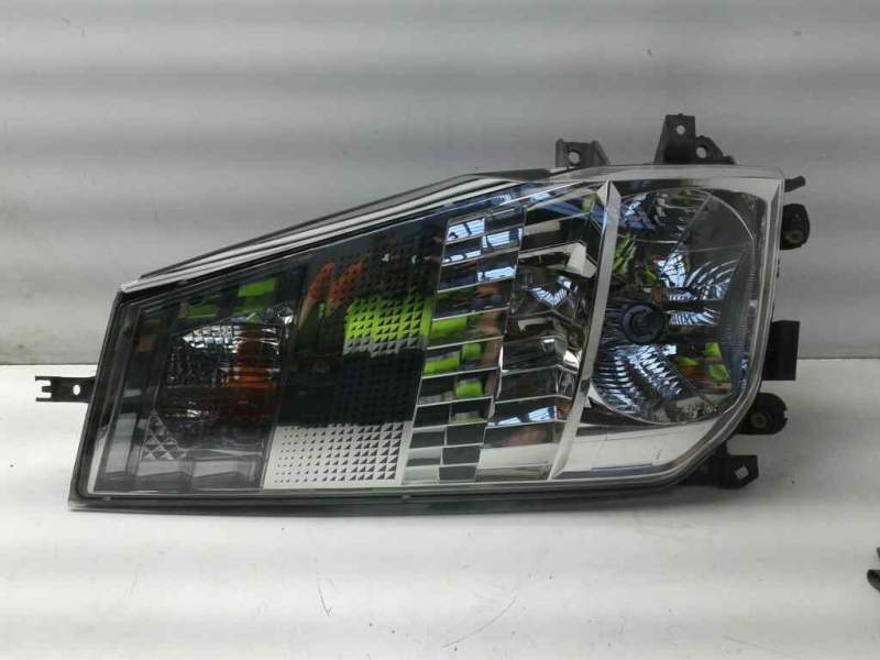 Recambio de faro derecho para renault maxity referencia OEM IAM 89317221 26010MB50A 