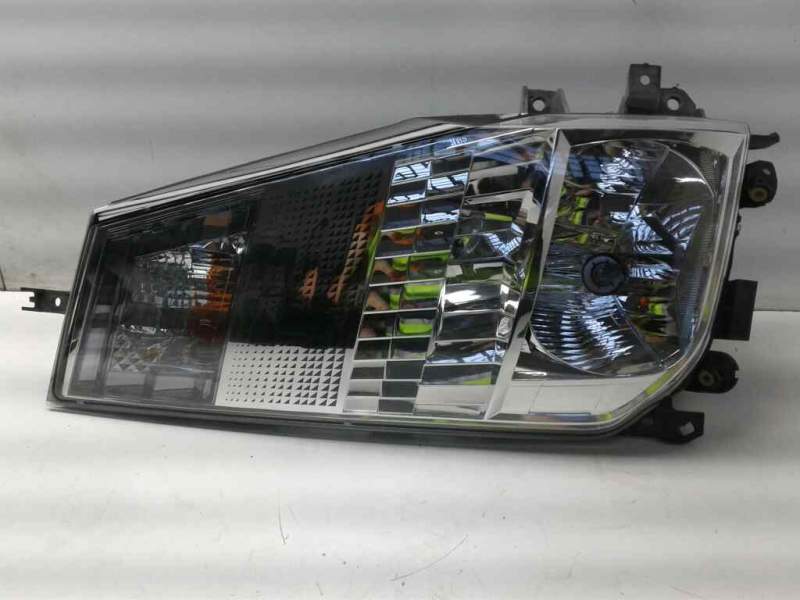 Recambio de faro derecho para renault maxity referencia OEM IAM 89317221 26010MB50A 