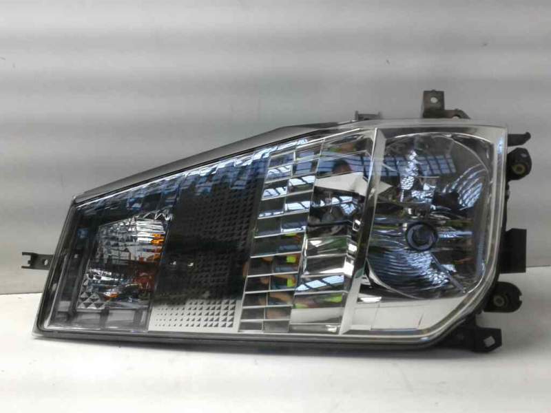 Recambio de faro derecho para renault maxity referencia OEM IAM 89317221 26010MB50A 