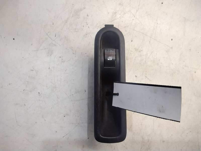 Recambio de mando elevalunas trasero derecho para renault scenic ii grand luxe privilege referencia OEM IAM 8200315029  