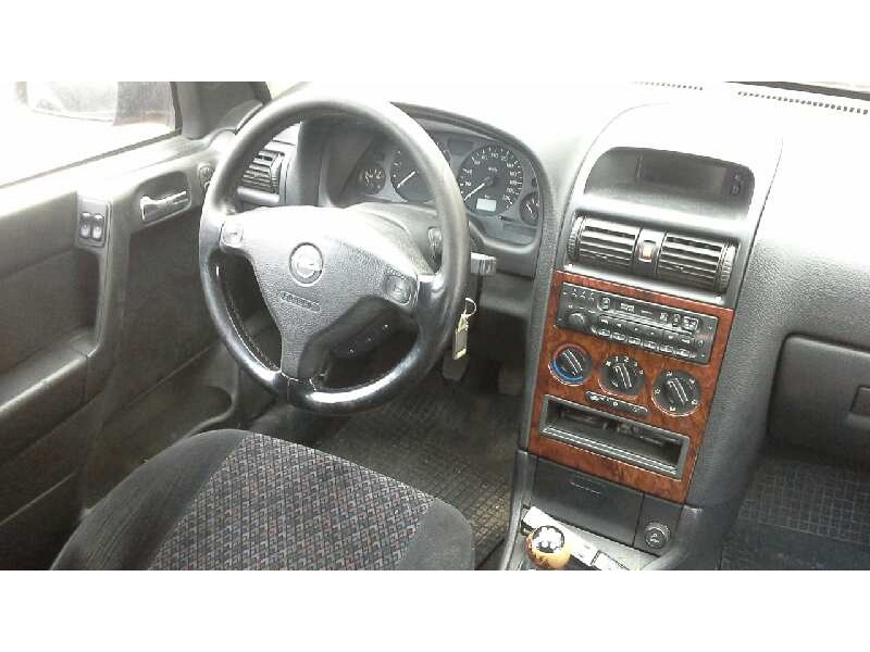 opel astra g berlina del año 2000