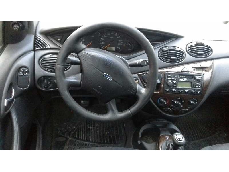 ford focus berlina (cak) del año 2000