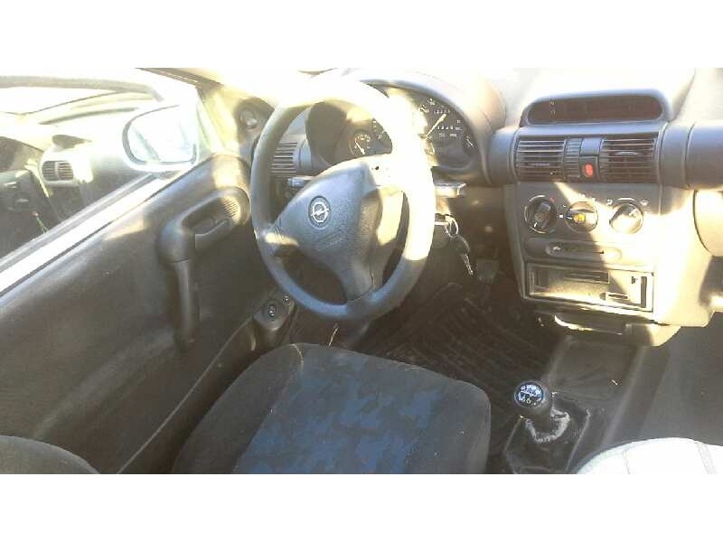 opel corsa b del año 2000