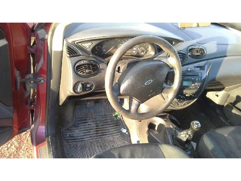 ford focus berlina (cak) del año 2001