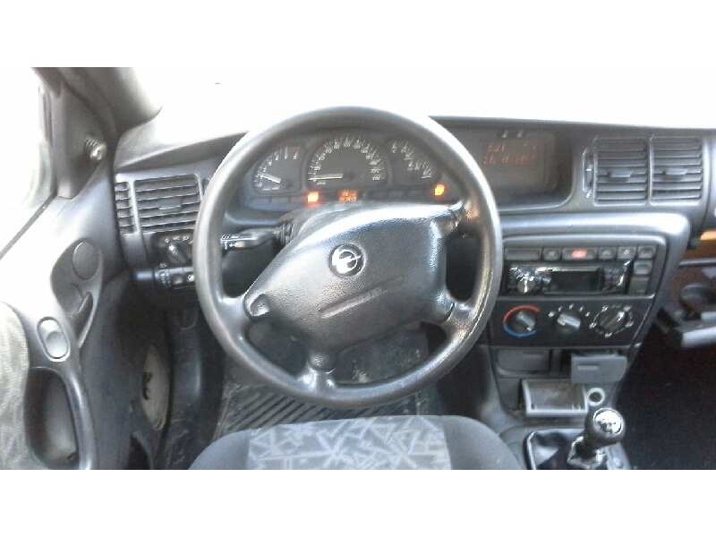 opel vectra b berlina del año 1996