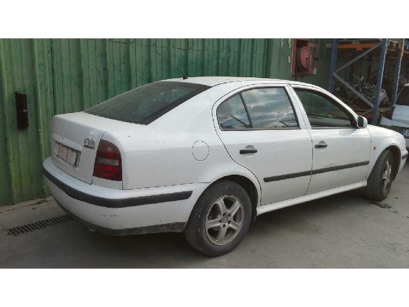 skoda octavia berlina (1u2) del año 2000