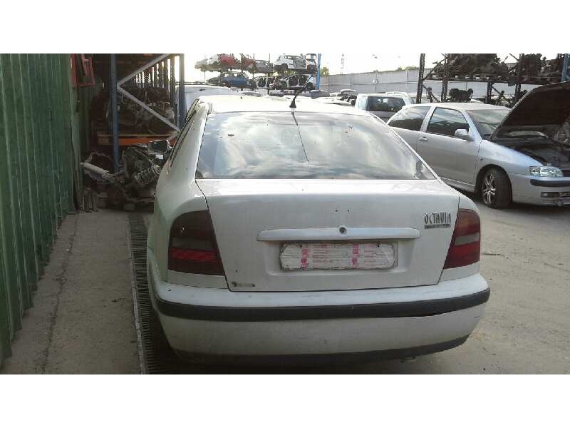 skoda octavia berlina (1u2) del año 2000