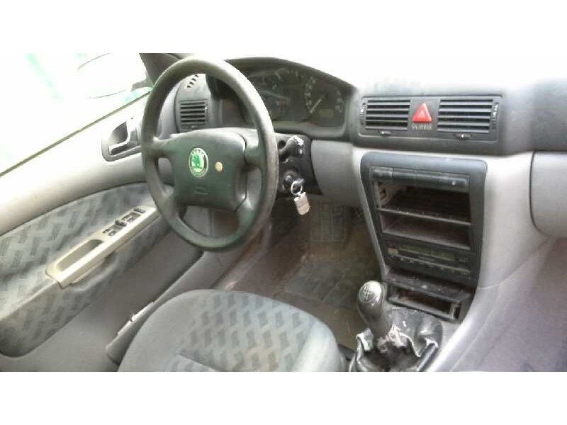 skoda octavia berlina (1u2) del año 2000