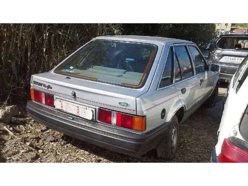 ford escort berlina del año 1990