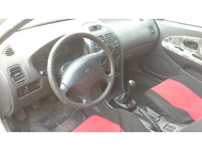 mitsubishi carisma berlina 5 (da0) del año 1998