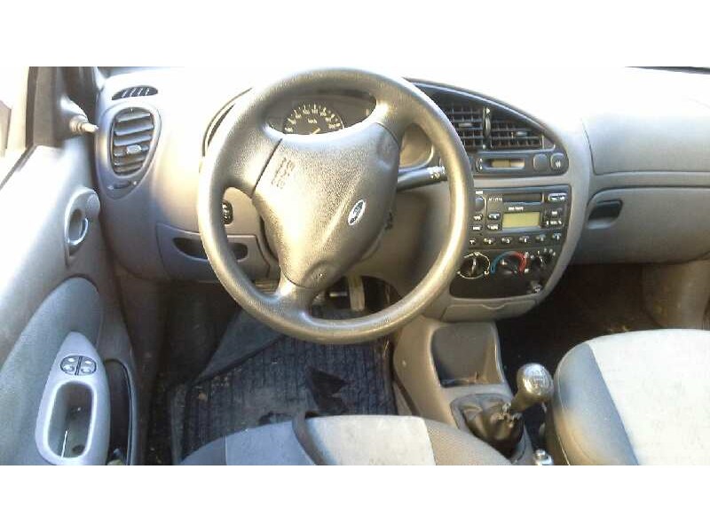 ford fiesta berlina (dx) del año 2000
