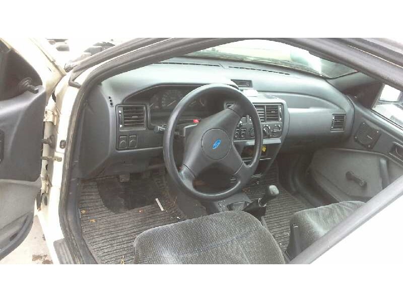 ford escort berlina del año 1990
