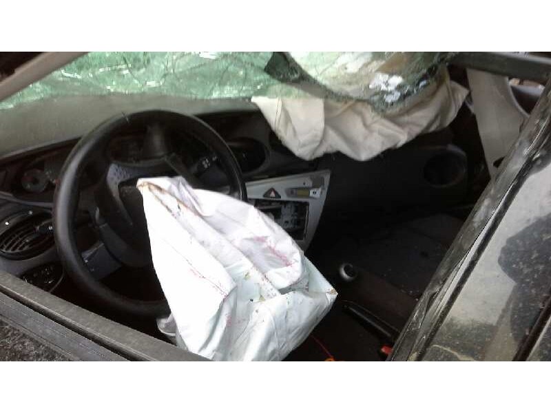 ford focus berlina (cak) del año 2001