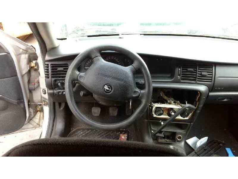 opel vectra b berlina del año 1999