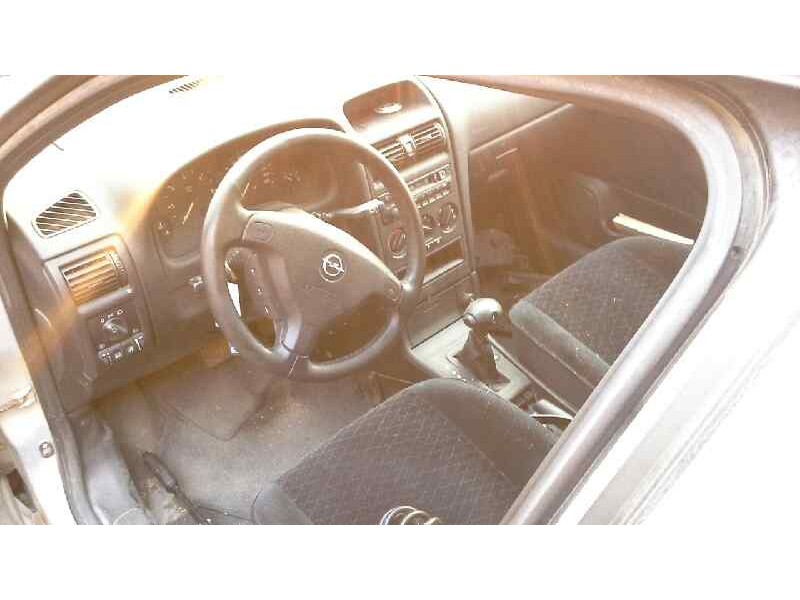 opel astra g berlina del año 2000
