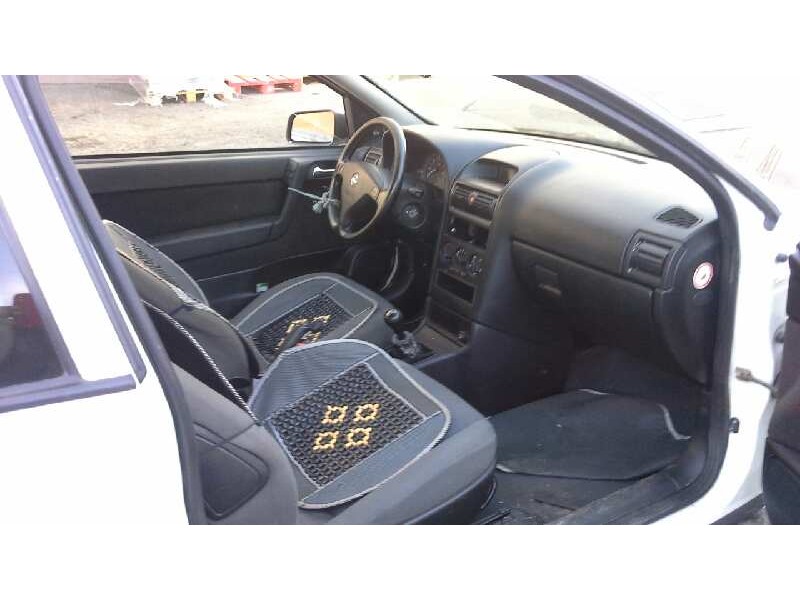 opel astra g berlina del año 2000