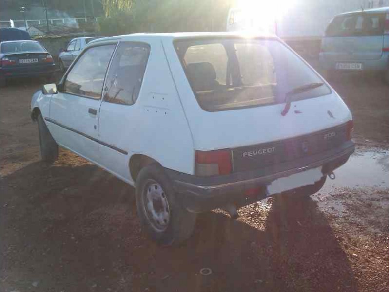 peugeot 205 berlina del año 1983