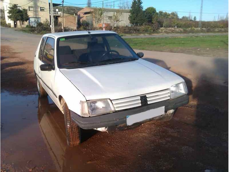 peugeot 205 berlina del año 1983
