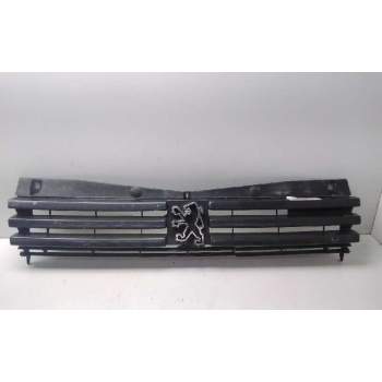 Recambio de rejilla delantera para peugeot 205 berlina 1.4 referencia OEM IAM 92253108580  