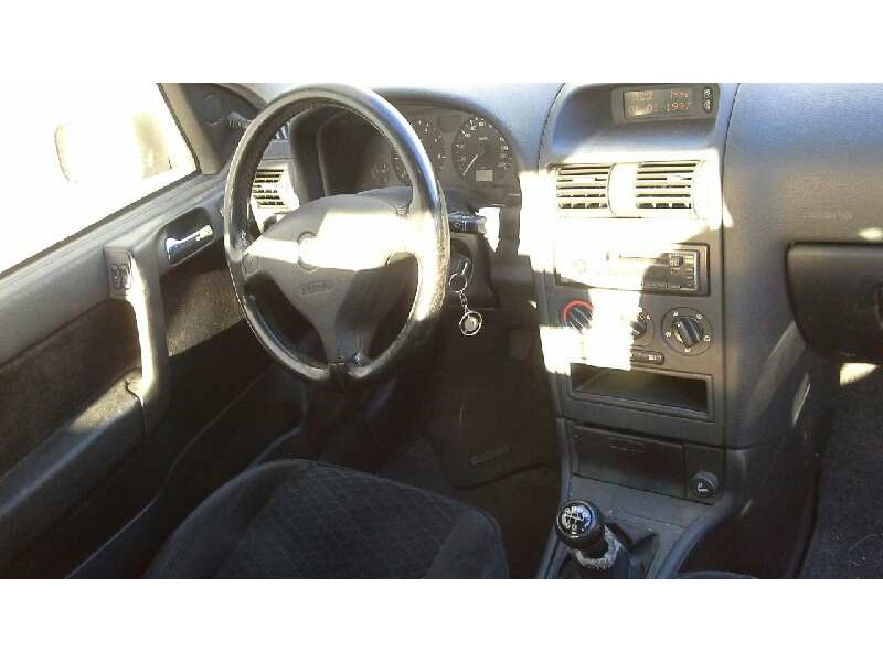 opel astra g berlina del año 2000