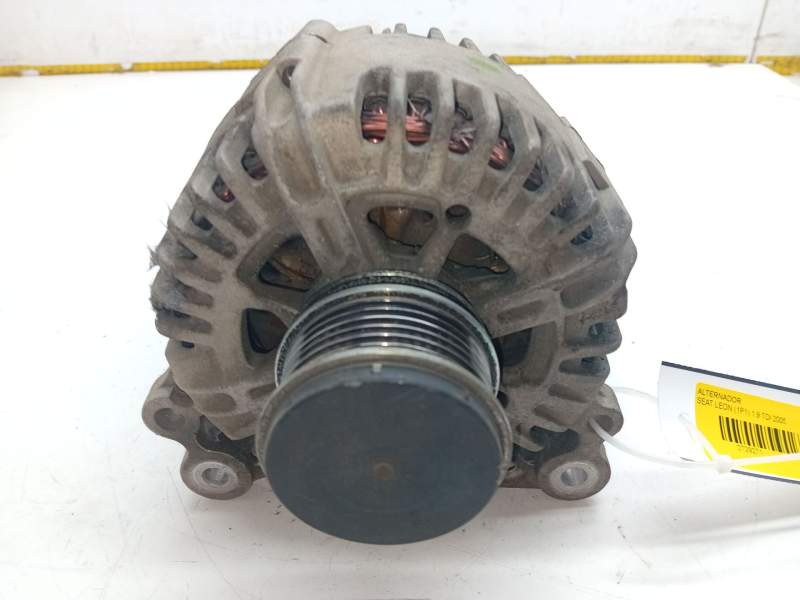 Recambio de alternador para seat leon (1p1) 1.9 tdi referencia OEM IAM 06F903023C  