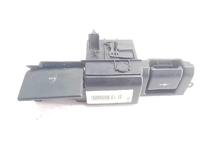 Recambio de cenicero para land rover discovery v6 td se referencia OEM IAM 7022705  