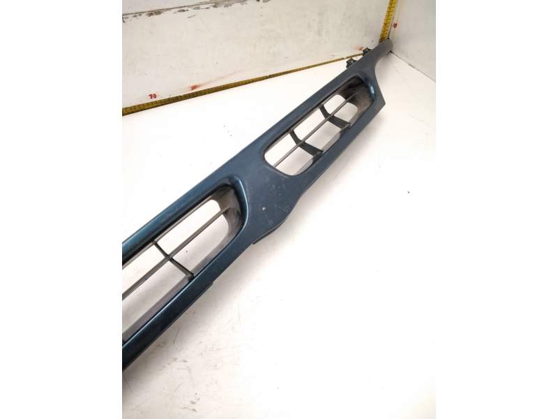 Recambio de rejilla delantera para nissan serena (c23m) 2.3 diesel referencia OEM IAM 623101C400  VERDE