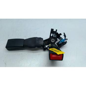 ENGANCHE CINTURON TRASERO CENTRAL 6440108000 
