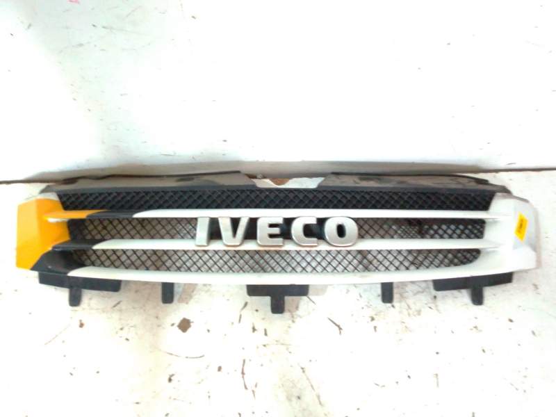 Recambio de rejilla delantera para iveco daily vi furgoneta 33s11, 35s11, 35c11 referencia OEM IAM 38028010105  