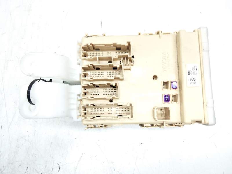 Recambio de caja reles para toyota auris referencia OEM IAM 8273012X81  