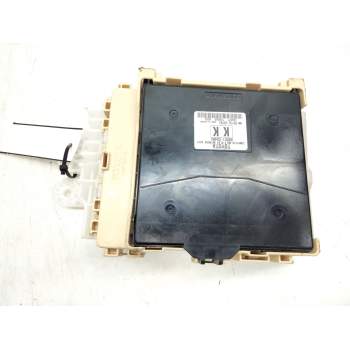 Recambio de caja reles para toyota auris referencia OEM IAM 8273012X81  
