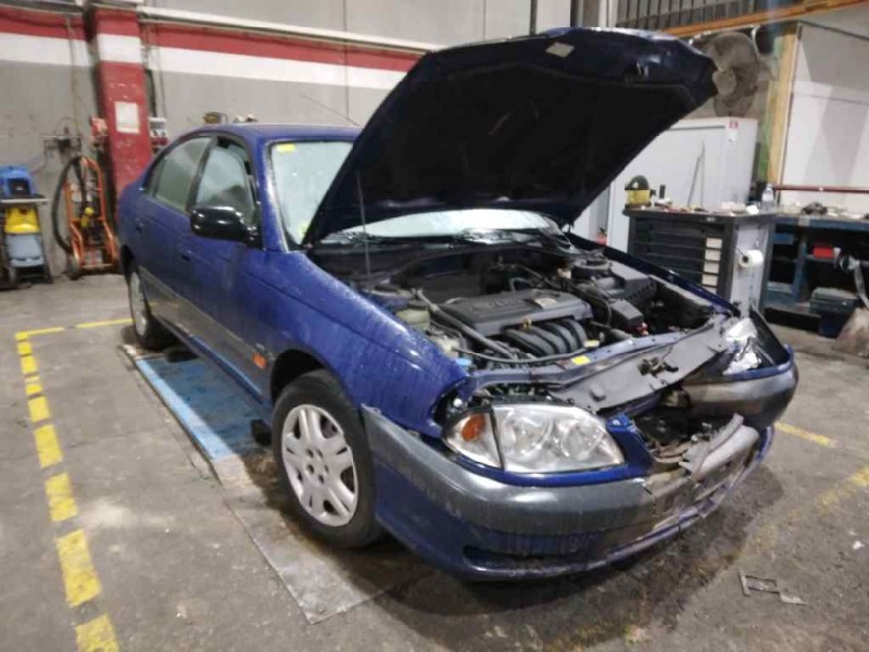 toyota avensis berlina (t 22) del año 2001