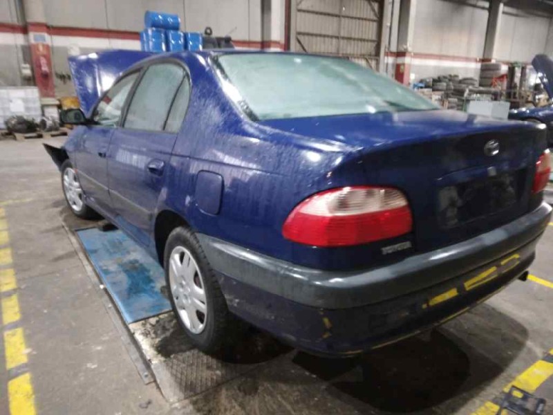 toyota avensis berlina (t 22) del año 2001