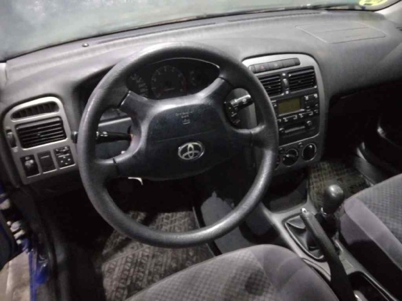 toyota avensis berlina (t 22) del año 2001